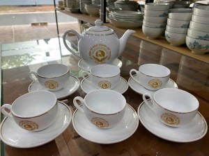 Bộ ấm chén men trắng dáng trái đào kẻ chỉ vàng kim 500ml, in logo hàng dư