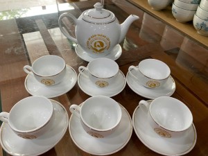 Bộ ấm chén men trắng dáng trái đào kẻ chỉ vàng kim 500ml, in logo hàng dư