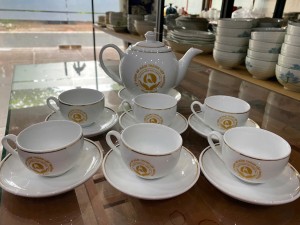 Bộ ấm chén men trắng dáng trái đào kẻ chỉ vàng kim 500ml, in logo hàng dư