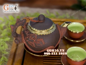 Bộ ấm chén men tử sa đắp tùng đỏ đen, bọc đồng 500ml