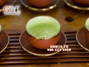 Bộ ấm chén men tử sa đắp tùng đỏ đen, bọc đồng 500ml