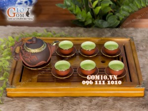 Bộ ấm chén men tử sa đắp tùng đỏ đen, bọc đồng 500ml