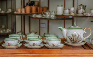 Bộ ấm chén men vuốt camellia vẽ chuồn khoai