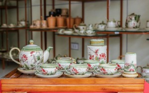 Bộ ấm chén men vuốt Camellia vẽ sen, đầy đủ phụ kiện