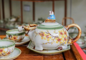 Bộ ấm chén men vuốt dáng ấm hình trâu vẽ hoa mai vàng 350ml