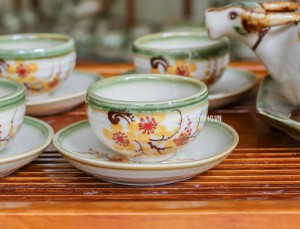 Bộ ấm chén men vuốt dáng ấm hình trâu vẽ hoa mai vàng 350ml