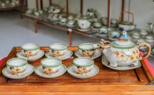 Bộ ấm chén men vuốt dáng ấm hình trâu vẽ hoa mai vàng 500ml