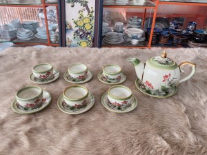 Bộ ấm chén men vuốt dáng bưởi, vẽ sen