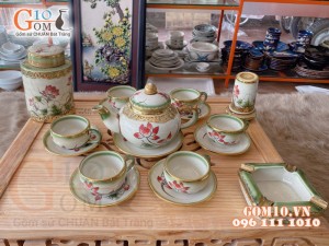 Bộ ấm chén men vuốt dáng chóp vẽ Sen đỏ, boc đồng - đầy đủ phụ kiện