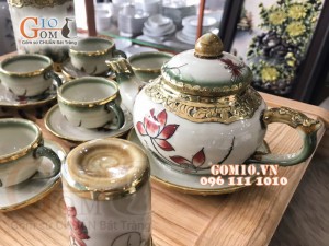 Bộ ấm chén men vuốt dáng chóp vẽ Sen đỏ, boc đồng - đầy đủ phụ kiện