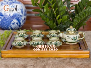 Bộ ấm chén men vuốt dáng chóp vẽ tre, bọc đồng