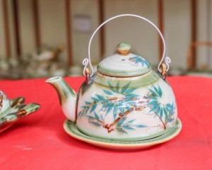 Bộ ấm chén men vuốt dáng giỏ cua vẽ tre, khay lá