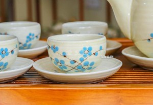 Bộ ấm chén men vuốt dáng ngọn lửa vẽ anh đào