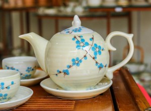 Bộ ấm chén men vuốt dáng ngọn lửa vẽ anh đào