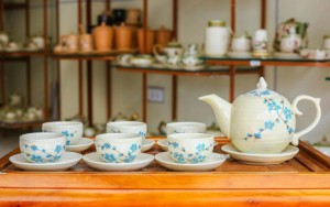 Bộ ấm chén men vuốt dáng ngọn lửa vẽ anh đào