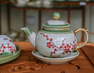 Bộ ấm chén men vuốt dáng quả hồng vẽ hoa đào đỏ, khay tròn