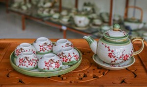 Bộ ấm chén men vuốt dáng quả hồng vẽ hoa đào đỏ, khay tròn