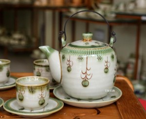 Bộ ấm chén men vuốt dáng vại vẽ hoa dây 600ml