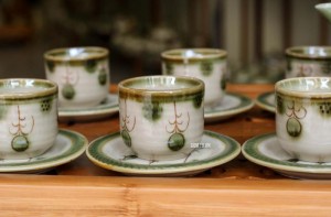 Bộ ấm chén men vuốt dáng vại vẽ hoa dây 600ml