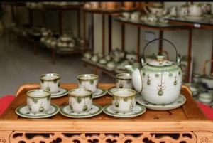 Bộ ấm chén men vuốt dáng vại vẽ hoa dây 450ml