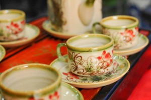 Bộ ấm chén men vuốt dáng vuông vẽ sen