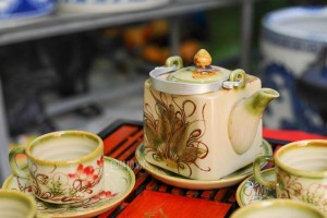 Bộ ấm chén men vuốt dáng vuông vẽ sen