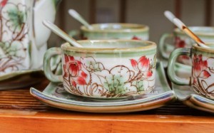 Bộ ấm chén men vuốt dáng vuông vẽ sen