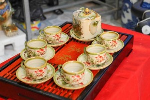 Bộ ấm chén men vuốt dáng vuông vẽ sen