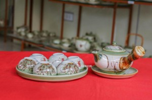 Bộ ấm chén men vuốt quai ngang vẽ chuồn khoai, khay tròn