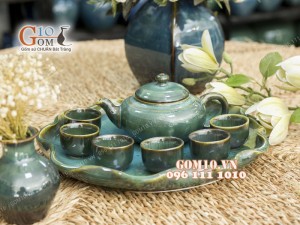 Bộ ấm chén men xanh ngọc dáng quả hồng kẻ chỉ, khay lá sen, đường kính 30cm