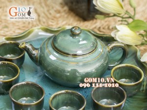 Bộ ấm chén men xanh ngọc dáng quả hồng kẻ chỉ, khay lá sen, đường kính 30cm