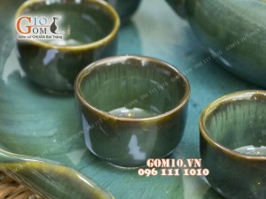 Bộ ấm chén men xanh ngọc dáng quả hồng kẻ chỉ, khay lá sen, đường kính 30cm