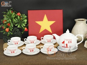 Bộ ấm chén mừng Đại lễ kỷ niệm 80 năm Cách mạng tháng 8 và Quốc khánh 2/9