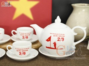 Bộ ấm chén mừng Đại lễ kỷ niệm 80 năm Cách mạng tháng 8 và Quốc khánh 2/9