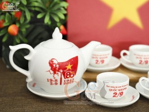 Bộ ấm chén mừng Đại lễ kỷ niệm 80 năm Cách mạng tháng 8 và Quốc khánh 2/9