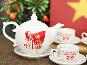 Bộ ấm chén mừng Đại lễ kỷ niệm 80 năm Cách mạng tháng 8 và Quốc khánh 2/9