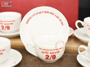 Bộ ấm chén mừng Đại lễ kỷ niệm 80 năm Cách mạng tháng 8 và Quốc khánh 2/9