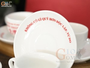 Bộ ấm chén mừng Đại lễ kỷ niệm 80 năm Cách mạng tháng 8 và Quốc khánh 2/9