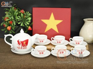 Bộ ấm chén mừng Đại lễ kỷ niệm 80 năm Cách mạng tháng 8 và Quốc khánh 2/9