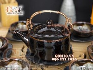 Bộ ấm chén men hoả biến quai đồng, chén lòng hoa