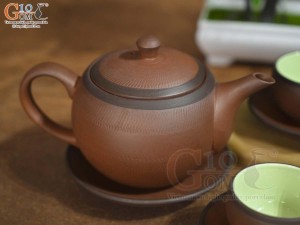 Bộ ấm chén nâu son dáng tròn gốm hồng sa, chén lòng xanh chỉ đen 280ml