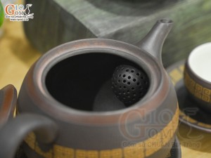 Bộ ấm chén nâu son gốm hồng sa viền vàng, 300ml