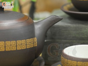 Bộ ấm chén nâu son gốm hồng sa viền vàng, 300ml