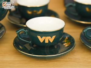 Bộ ấm chén phú quý men màu kẻ chỉ vàng kim in logo VTV, 500ml