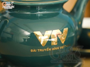 Bộ ấm chén phú quý men màu kẻ chỉ vàng kim in logo VTV, 500ml