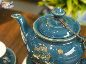Bộ ấm chén phú quý men màu cảnh Thuận Buồm Xuôi Gió vẽ vàng 24k nền xanh lục bảo, 350ml