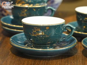 Bộ ấm chén phú quý men màu cảnh Thuận Buồm Xuôi Gió vẽ vàng 24k nền xanh lục bảo, 350ml