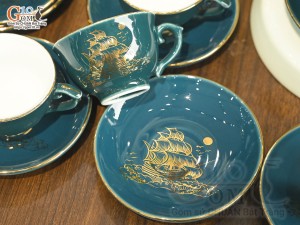 Bộ ấm chén phú quý men màu cảnh Thuận Buồm Xuôi Gió vẽ vàng 24k nền xanh lục bảo, 350ml