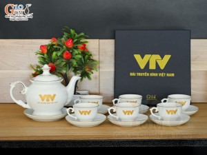 Bộ ấm chén phú quý men trắng kẻ chỉ vàng kim in logo VTV, 500ml