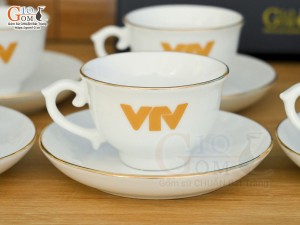 Bộ ấm chén phú quý men trắng kẻ chỉ vàng kim in logo VTV, 500ml